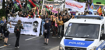 Gerechtigkeit für Mouhamed: Demonstranten am Jahrestag der Ersch... Gerechtigkeit für Mouhamed: Demonstranten am Jahrestag der Ersch...
