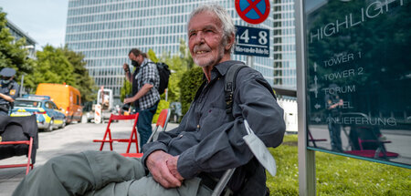 Friedensaktivist Claus Schreer während einer Protestveranstaltun... Friedensaktivist Claus Schreer während einer Protestveranstaltun...