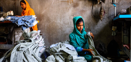 Eine 13jährige in einer Textilfabrik in Dhaka, wo sie umgerechne...