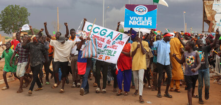 Unterstützer der Militärregierung Nigers demonstrieren vor dem f...
