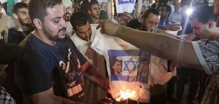 Nicht erfreut über die vermeintliche Annäherung an Israel: Demon...