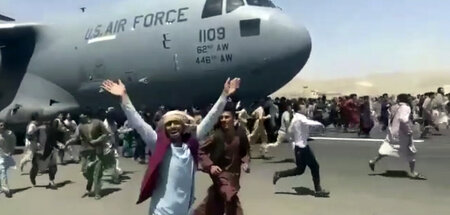 Dramatische Bilder: Afghanen versuchen, mit einem der letzten Fl...