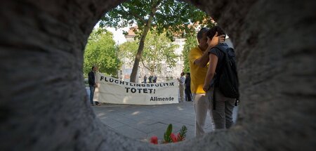 Gedenken an Cemal Altun am Gedenkstein gegenüber dem Berliner Ve...