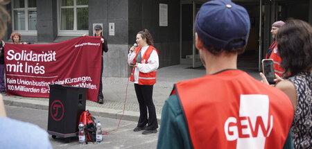 Die Kundgebung der GEW vor dem Arbeitsgericht in Berlin zeigte s...