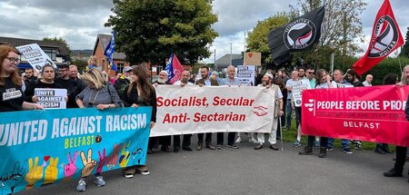 »Socialist, Secular, Anti-Sectarian«: Antifafahnen in Belfast