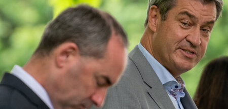 Markus Söder (r.) und Hubert Aiwanger bei einer Pressekonferenz ...