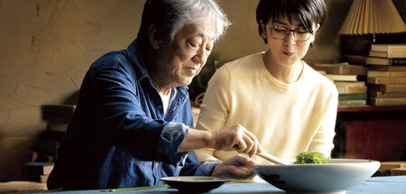 Was auf den Tisch kommt: Tsutomu (Kenji Sawada) und Machiko (Tak...