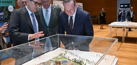 Winfried Kretschmann (M.) und Volker Wissing (r.) bestaunen den ...