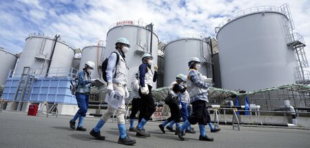 Journalisten werden am Sonntag an Tanks mit dem behandelten radi...