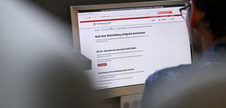Bildschirm im Wartebereich eines Jobcenters (gestellte Szene)