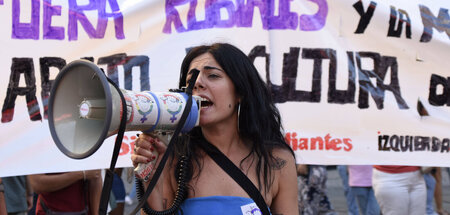 Feministische Protestaktion gegen Luis Rubiales im Stadtzentrum ...