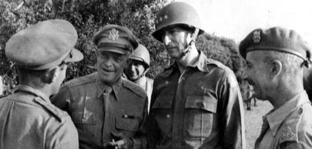 Keine Landung bei Rom. General Eisenhower (2. v. l.) bei seinen ...