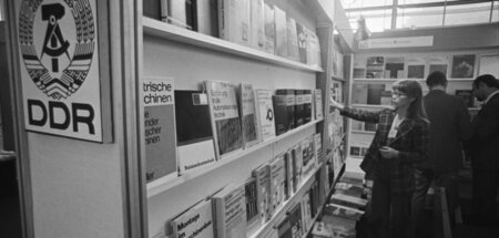 Besucher am Stand der DDR auf der 2. Internationalen Buchmesse i...