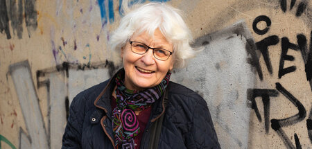 Säubert seit 37 Jahren die Straßen von Nazipropaganda: Irmela Me...
