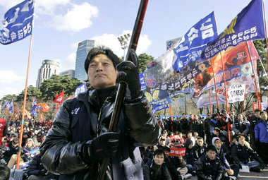 30000 Leute mobilisierte die KCTU im November 2008 vor dem Parla...
