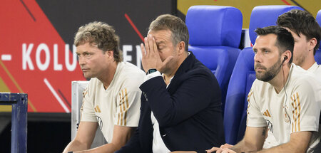 Kopfschmerzen? Hansi Flick (Mitte) schaut sich das Freundschafts...