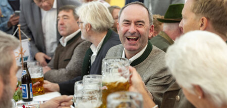 Bald wieder fröhlich im Bierzelt: Aiwanger darf seinen Posten be...
