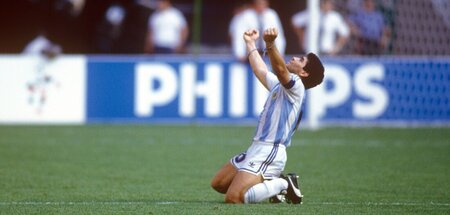 Diego Armando Maradona bejubelt den WM-Viertelfinaleinzug 1990