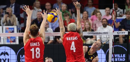 Zehra Günes und Melissa Vargas im Spiel gegen das belgische Voll...