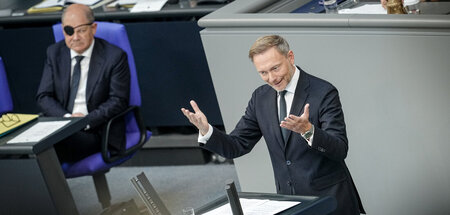 Unter grimmigem Blick des Kapitäns freut sich Ampelsteuermann Li...