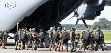 Fallschirmjäger während einer Übung in Mecklenburg-Vorpommern (2...