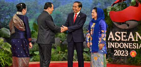Auf gute Zusammenarbeit: Indonesiens Präsident Widodo (M. r.) em...