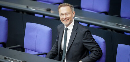 Hat gut lachen: Kürzungen werden Christian Lindner, Nebeneinkünf...