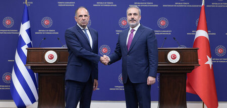 Außenminister Giorgos Gerapetritis (l.) und Hakan Fidan (r.) auf...