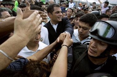 Der alte und der neue Staatspräsident Rafael Correa im Kreise se...