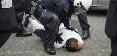 Deutsche Polizisten wenden immer häufiger sogenannte Schmerzgrif...