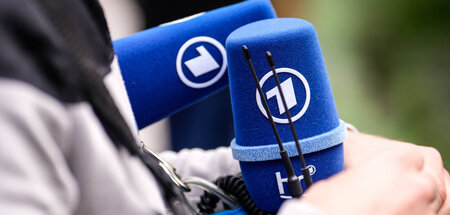 Immer mehr als »Staatsfunk« wahrgenommen: Tontechniker mit Mikro...