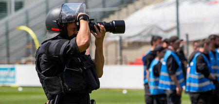 Polizeieinsatz vor dem Fanblock von Energie Cottbus im Sportpark...