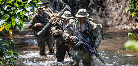 Auf der Suche nach dem Feind: US-Soldaten bei Manöver im Urwald ...