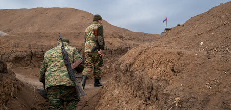 Ständige Spannungen: Armenische Soldaten an der Frontlinie zu As...