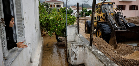 Was bleibt, ist Schlamm: Aufräumarbeiten in Agria (7.9.2023)