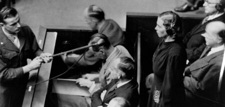 Inge Viermetz (stehend rechts), Abteilungsleiterin bei Lebensbor... Inge Viermetz (stehend rechts), Abteilungsleiterin bei Lebensbor...