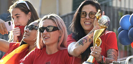Salma Paralluelo, Alexia Putellas und Jennifer Hermoso (vorn v. ... Salma Paralluelo, Alexia Putellas und Jennifer Hermoso (vorn v. ...