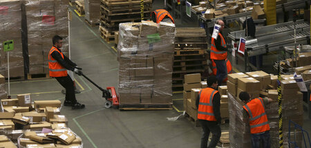 Paketmassen im Amazon-Lager in Hemel Hempstead nach einem Black ...