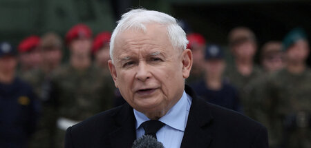Aus dem Weltall zoomt die Kamera auf Jarosław Kaczyński (Warscha...