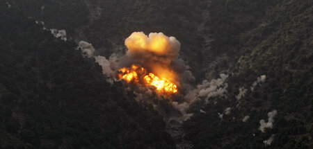 Eine von einem F-15-Jet der U.S. Air Force abgeworfene Bombe exp...