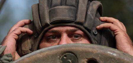 Ukrainischer Panzersoldat während einer Militärübung im Norden d...