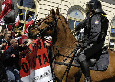 Tschechische Polizisten lösen am 1. Mai 2007 in Brno eine Demons...