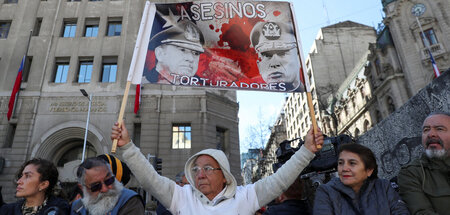 Demonstrant mit Plakat auf einer Demonstration in Santiago de Ch...