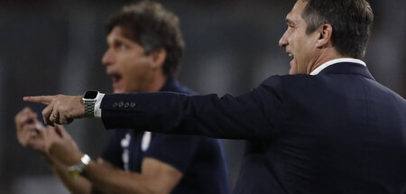 Da geht's lang: Paraguays Cheftrainer Guillermo Barros Schelotto...