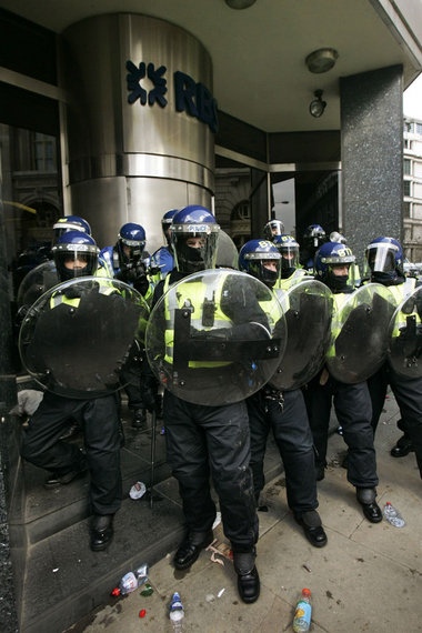 London, 1. April 2009: Spezialeinheiten der ­britischen Polizei ...