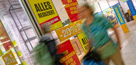 Ausverkauf, alles muss raus. Immer mehr Filialen und Betriebe ru...