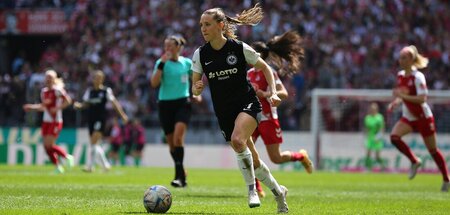 Lara Prašnikar von Eintracht Frankfurt am Ball