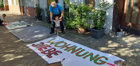 Gemeinsame Aktion: Vor der Seestraße 110 in Berlin bemalen die B... Gemeinsame Aktion: Vor der Seestraße 110 in Berlin bemalen die B...