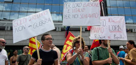 Anhänger der Partei Potere al Popolo protestieren in Rom gegen d...