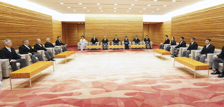 Vermeintlicher Neustart: Erste Kabinettssitzung von Kishidas Reg...